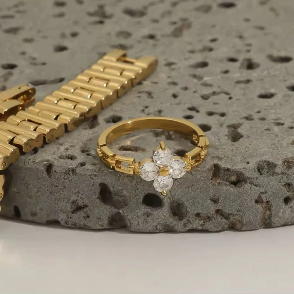 NEW 18k Gold Plated Stainless Steel Flower Minimalist Ring Sz 7 Waterproof Shiny - Picture 2 of 3